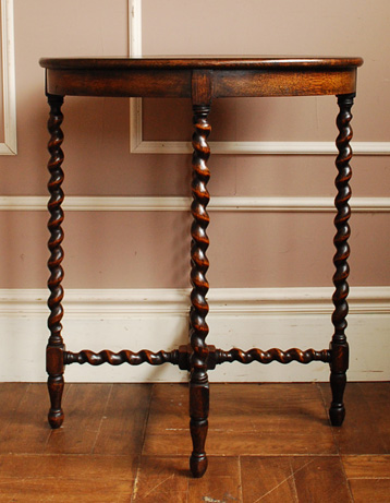 水が流れていく様子を思わせる細くて美しいツイストの脚です。(j-708-f) j-708-f アンティークオケージョナルテーブル