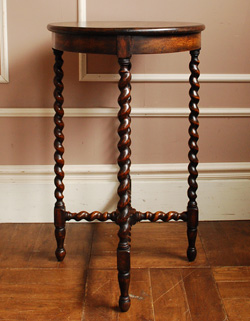 どこでも使える便利なオケージョナルテーブル。きちんと修復しているので、届いたその日からお使いいただけます。(j-708-f) j-708-f アンティークオケージョナルテーブル