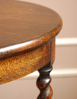 縁が丸いのでお子様にも安心です。(j-708-f) j-708-f アンティークオケージョナルテーブル