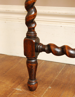 丸い足先が可愛らしいです。しっかりテーブルを支えます。(j-708-f) j-708-f アンティークオケージョナルテーブル