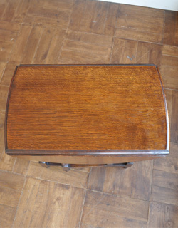 たたんでコンパクトに収納できる
小ぶりのおしゃれゲートレッグ テーブル