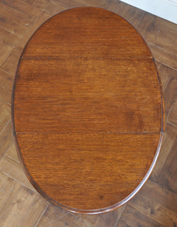 たたんでコンパクトに収納できる
小ぶりのおしゃれゲートレッグ テーブル