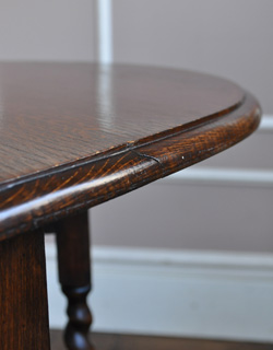 たたんでコンパクトに収納できる
小ぶりのおしゃれゲートレッグ テーブル