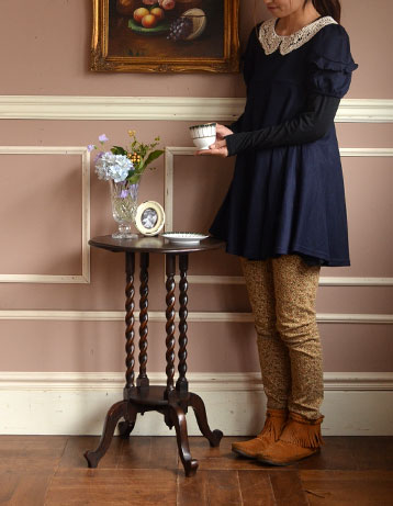 j-802-f アンティークオケージョナルテーブルのモデル入り