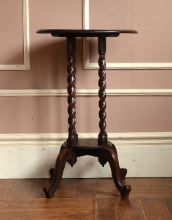 j-802-f アンティークオケージョナルテーブルの横から