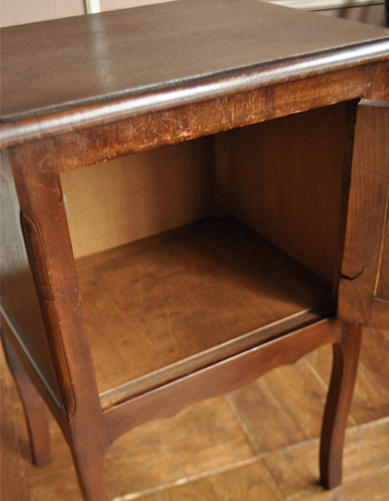 j-842-f アンティークナイトテーブル