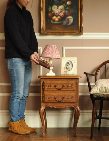 可愛くってガーリーなのに大人っぽい
フランスの小さなナイトテーブル