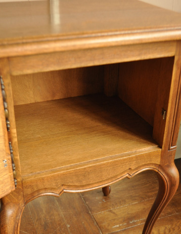 可愛くってガーリーなのに大人っぽい
フランスの小さなナイトテーブル