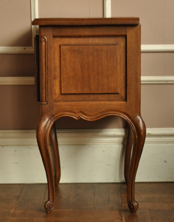 可愛くってガーリーなのに大人っぽい
フランスの小さなナイトテーブル