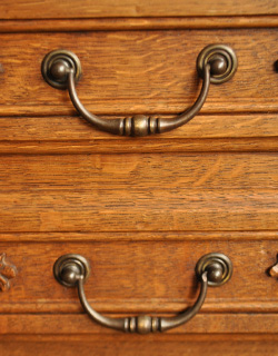 可愛くってガーリーなのに大人っぽい
フランスの小さなナイトテーブル