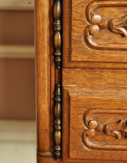 可愛くってガーリーなのに大人っぽい
フランスの小さなナイトテーブル