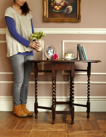 j-859-f アンティークゲートレッグテーブルのモデル入り