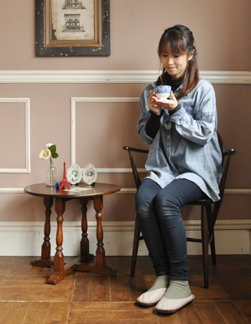 玄関で花器を飾ったり、ソファの前に持ってくれば、ちょうどいいサイドテーブルに。きちんと修復しているので、届いたその日からお使いいただけます。(モデルの身長は160cmです)(j-860-f) j-860-f アンティークオケージョナルテーブル