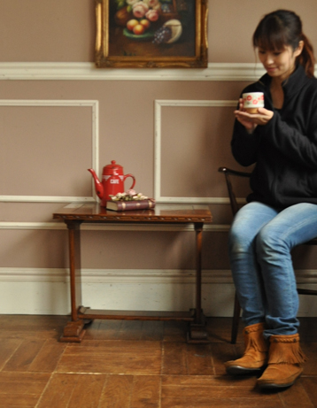 キュートなサイズで持ち運び便利。アンティークの小さいテーブル