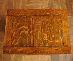 キュートなサイズで持ち運び便利。アンティークの小さいテーブル