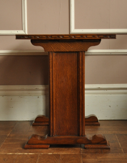 キュートなサイズで持ち運び便利。アンティークの小さいテーブル