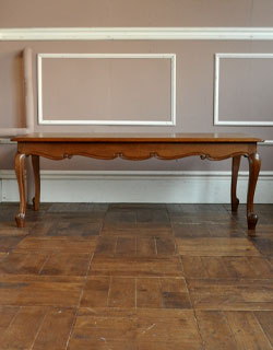 j-907-f アンティークコーヒーテーブルの横