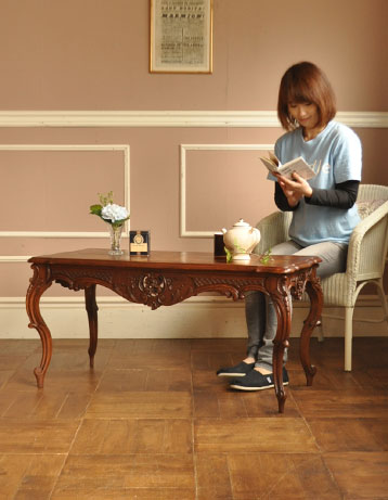 j-913-f アンティークコーヒーテーブルのモデル入り