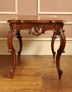 j-913-f アンティークコーヒーテーブルの横