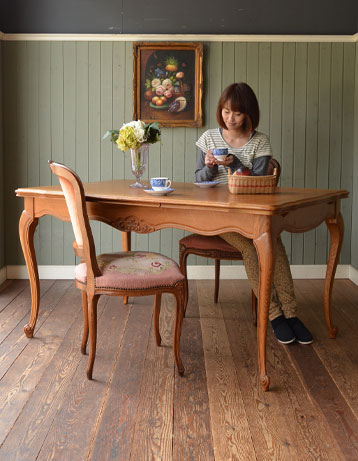 j-923-f アンティークテーブルのモデル入り