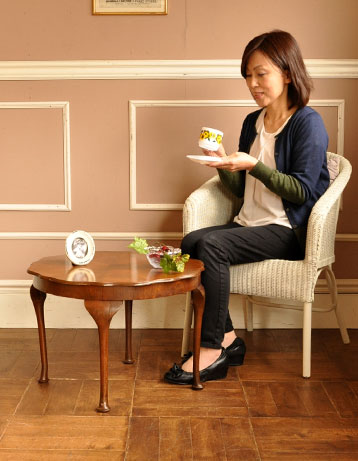 j-925-f アンティークコーヒーテーブルのモデル入り