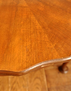 j-912-f アンティークコーヒーテーブルのアップ