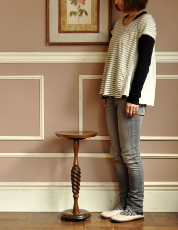 j-931-f アンティークオケージョナルテーブルのモデル入り