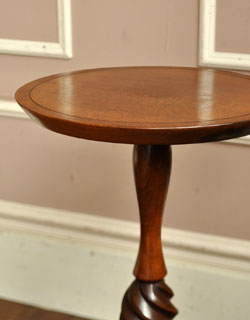 j-931-f アンティークオケージョナルテーブルのアップ