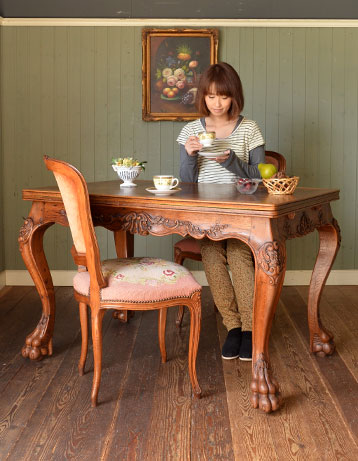 伸ばさずに使っても充分な大きさ。4人で使えます。広げるとみんなで囲めてとっても楽しいですよ。4〜6人で、余裕の広さです。(j-943-f) j-943-f アンティークテーブルのモデル入り