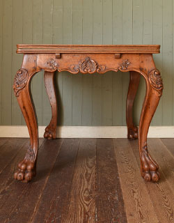 いろんな使い方ができる万能なテーブルです。高級感溢れるデザインと風合いをお楽しみ下さい。(j-943-f) j-943-f アンティークテーブルの横