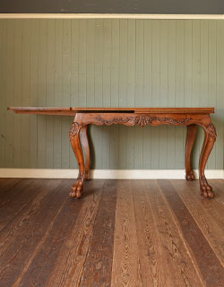 幕板にはお花をあしらった美しい彫りがデザインされています。(j-943-f) j-943-f アンティークテーブルの片開き2