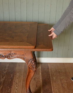 広げるのはとっても簡単!下に入っている板を引き出すだけなので、女性でも出来ますよ。(j-943-f) j-943-f アンティークテーブルの組み立て