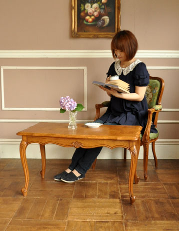 j-973-f アンティークコーヒーテーブルのモデル入り