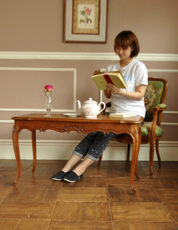 j-982-f アンティークコーヒーテーブルのモデル入り