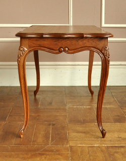 j-982-f アンティークコーヒーテーブルの横