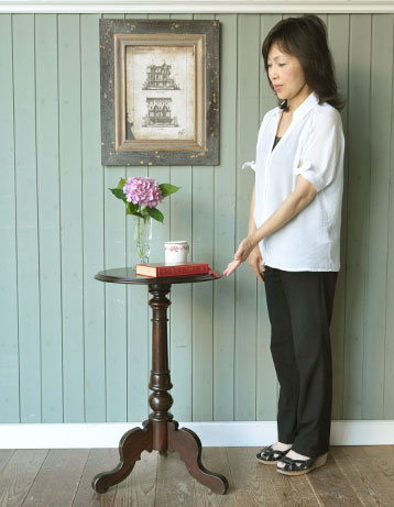 落ち着いた雰囲気が美しく持ち運び便利。アンティークの小さいテーブル