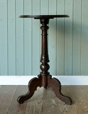 落ち着いた雰囲気が美しく持ち運び便利。アンティークの小さいテーブル