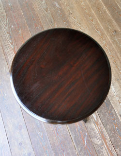 落ち着いた雰囲気が美しく持ち運び便利。アンティークの小さいテーブル