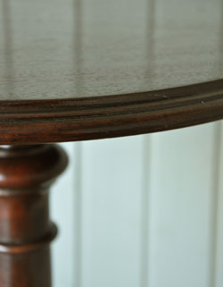 落ち着いた雰囲気が美しく持ち運び便利。アンティークの小さいテーブル