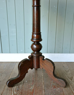 落ち着いた雰囲気が美しく持ち運び便利。アンティークの小さいテーブル