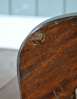 落ち着いた雰囲気が美しく持ち運び便利。アンティークの小さいテーブル