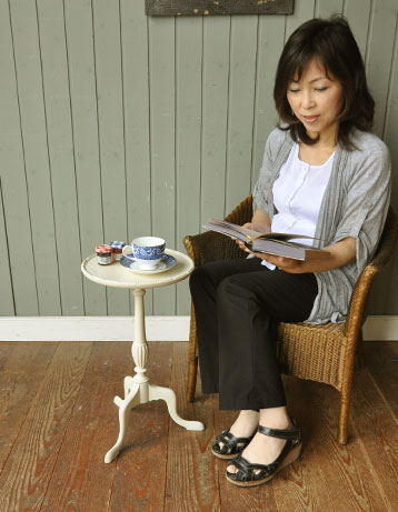 持ち運び便利。アンティークの小さいテーブル