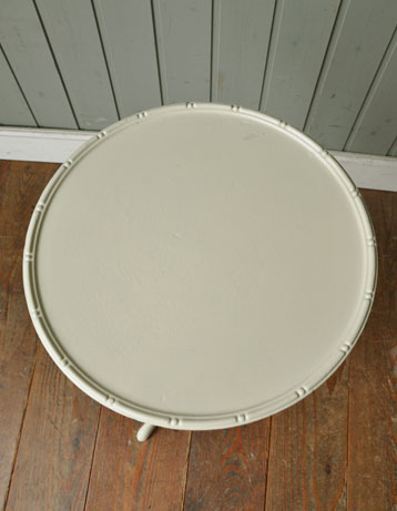 持ち運び便利。アンティークの小さいテーブル