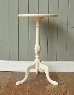 持ち運び便利。アンティークの小さいテーブル