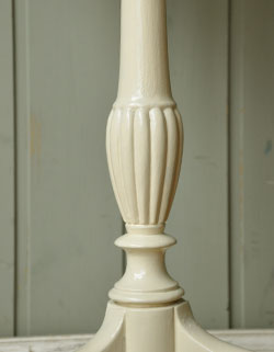 持ち運び便利。アンティークの小さいテーブル