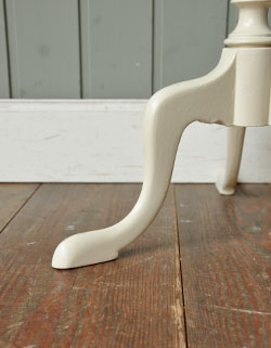 持ち運び便利。アンティークの小さいテーブル