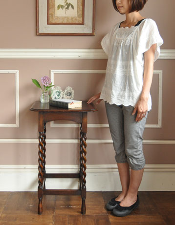 どこでも使えて便利！キレイなツイスト脚のアンティークテーブル