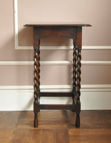 どこでも使えて便利！キレイなツイスト脚のアンティークテーブル