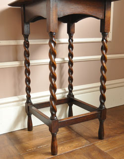 どこでも使えて便利！キレイなツイスト脚のアンティークテーブル