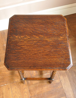 どこでも使えて便利！キレイなツイスト脚のアンティークテーブル